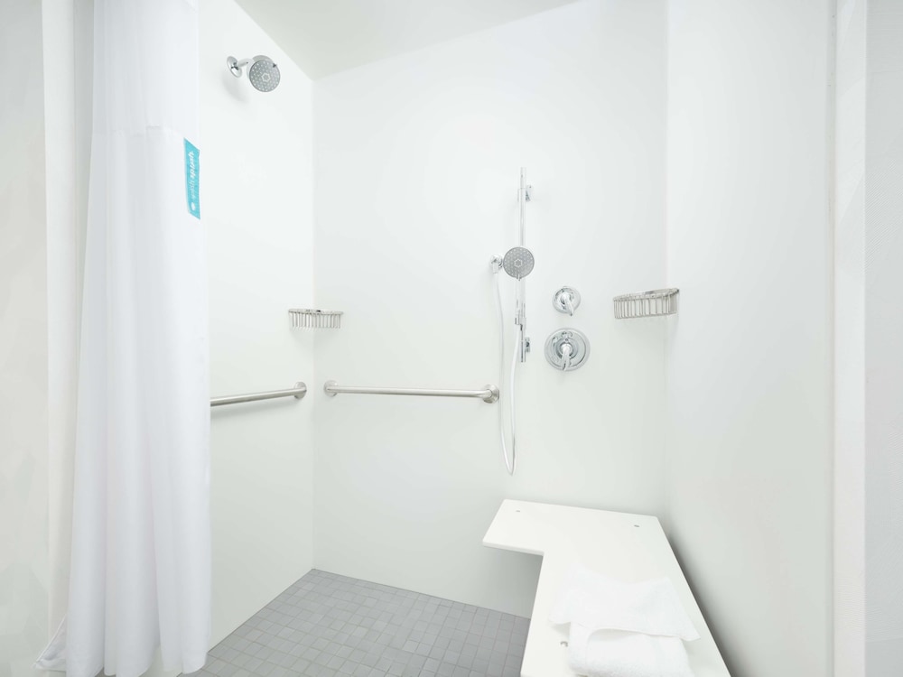 Room, 1 King Bed, Accessible - Photo 4