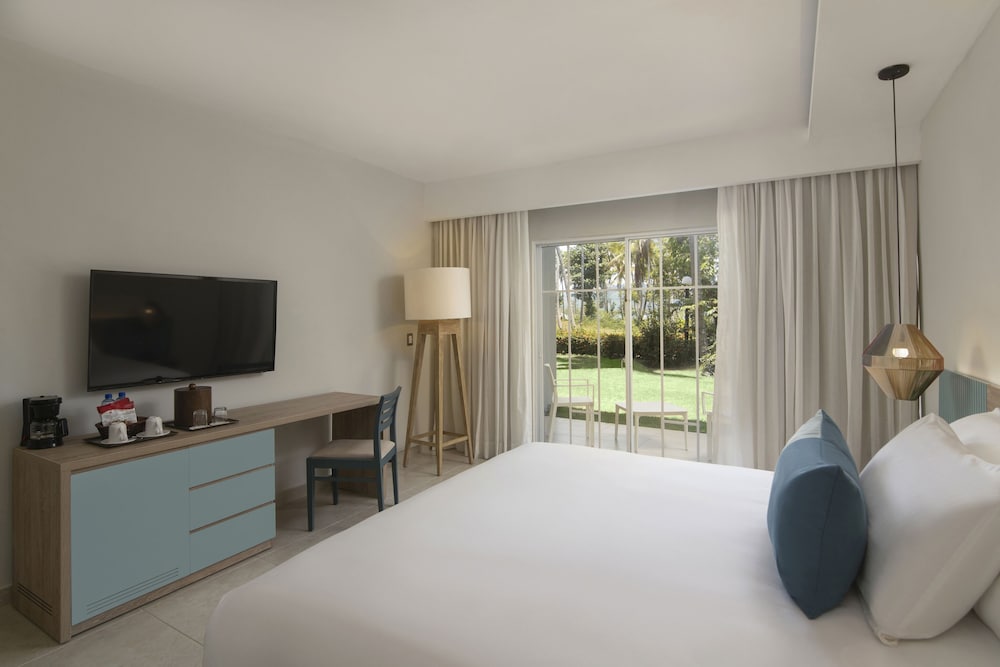 Standard Room, 1 King Bed, Garden View - Photo 4