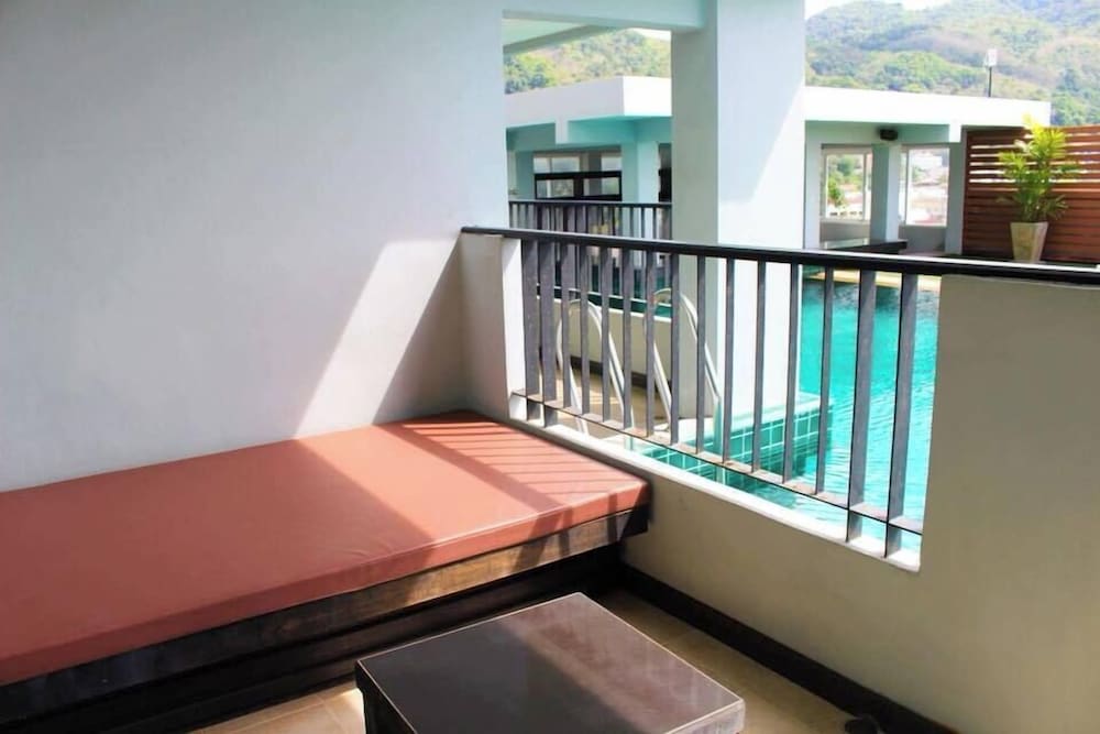 Premier Room, Pool Access photo 3