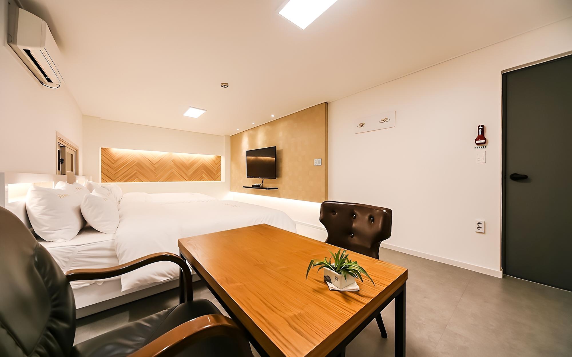 Room (Deluxe twin for 4 people (hotel latex) - Photo 6