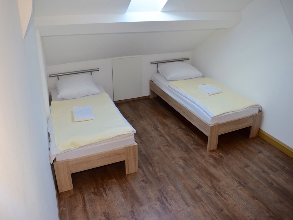 Apartment, Multiple Bedrooms (63-00) photo 3