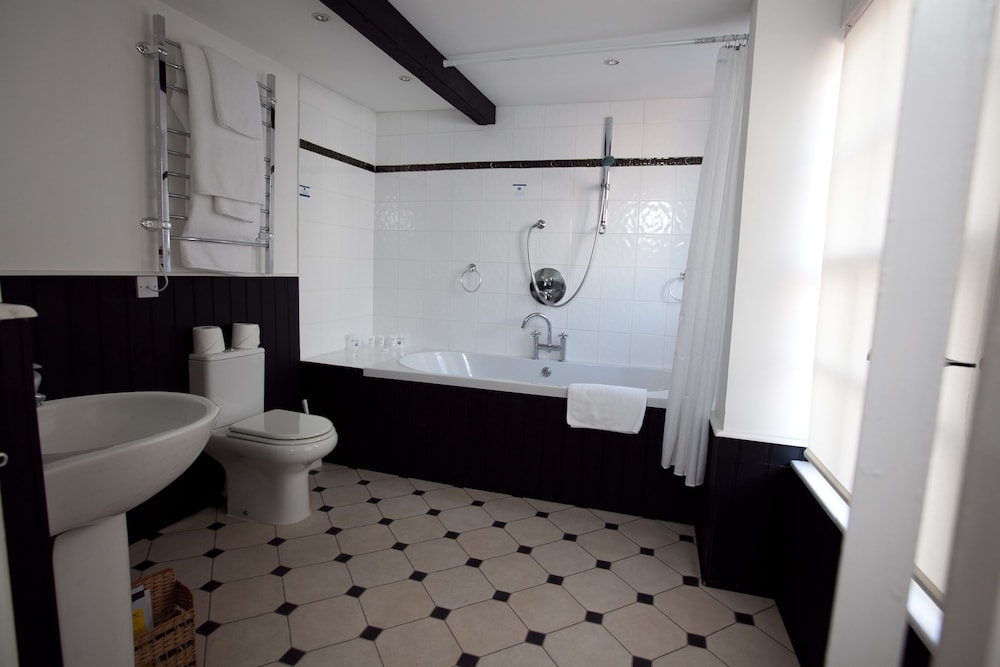 Deluxe Triple Room, Ensuite, City View (3 singles or 1Dbl + 1Sgl) photo 3