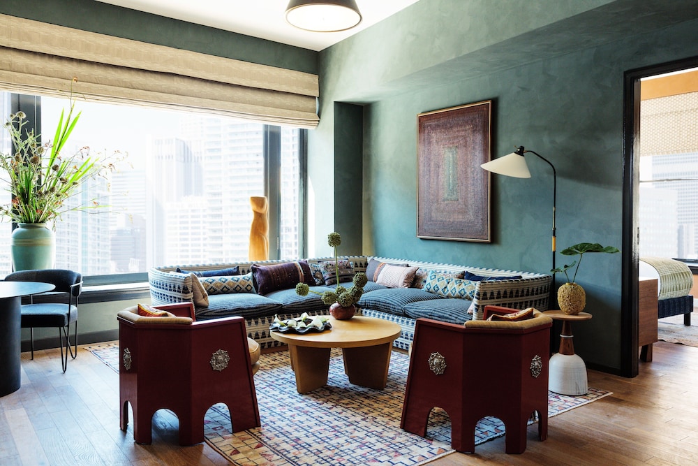 Premier Suite, 1 King Bed, City View, Corner
