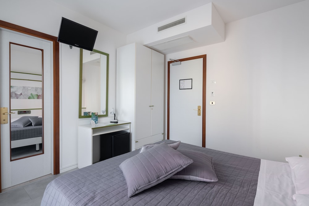 Basic Double Room, 1 Double Bed, Balcony photo 3