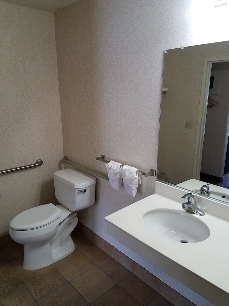 Standard Room, 1 King Bed, Accessible photo 3