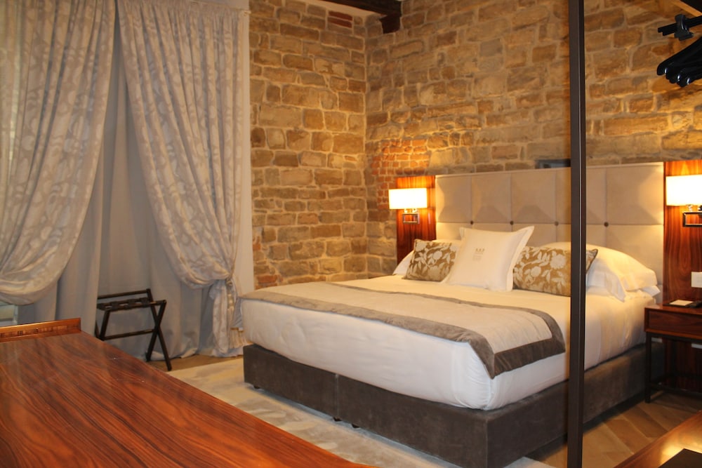 Junior Suite, City View (Gemma) thumbnail 5