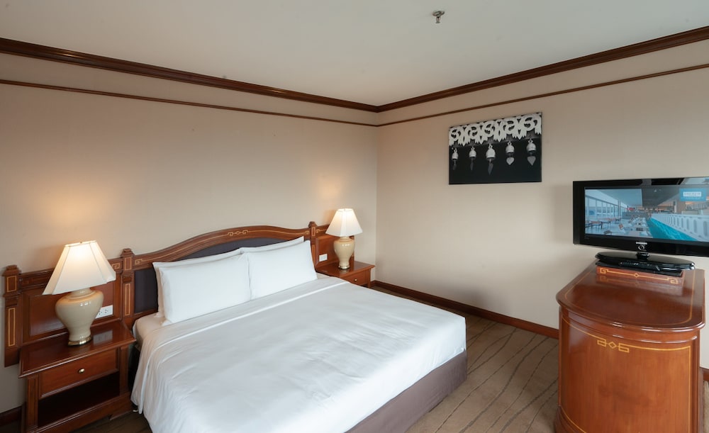 Junior Suite, 1 King Bed - Photo 3