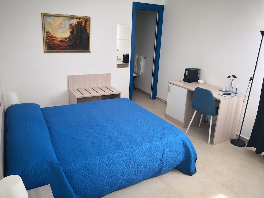 Standard Double Room, 1 Double Bed, Garden View, Sea Facing
