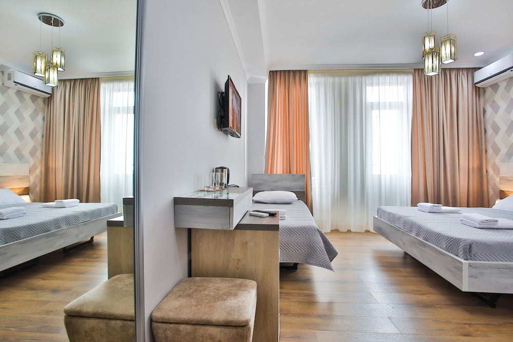 Classic Triple Room, Multiple Beds, Non Smoking photo 3