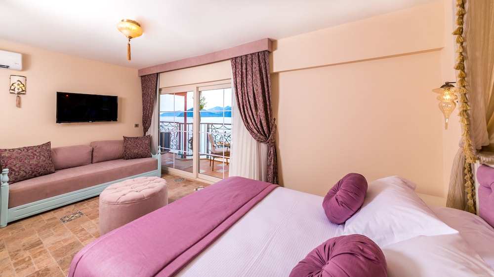 Standard Double or Twin Room, Partial Sea View, Beachfront photo 1