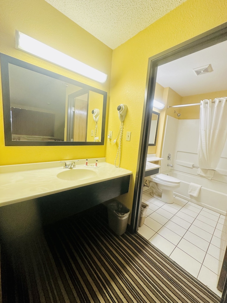 Room, Multiple Beds, Non Smoking (3 Queen Beds) - Photo 6