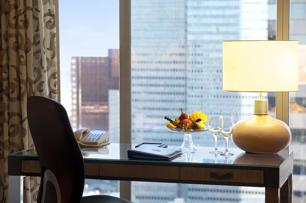 Junior Suite, 2 Queen Beds, City View (Sitting Area) photo 2