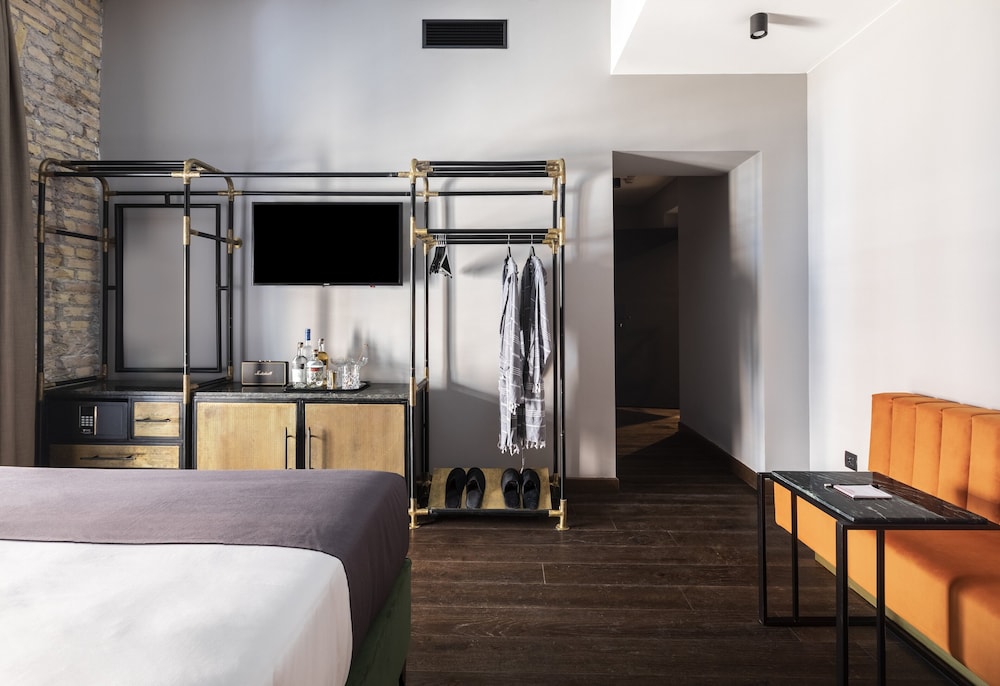 Deluxe Room, 1 King Bed (Chapter Double) photo 2