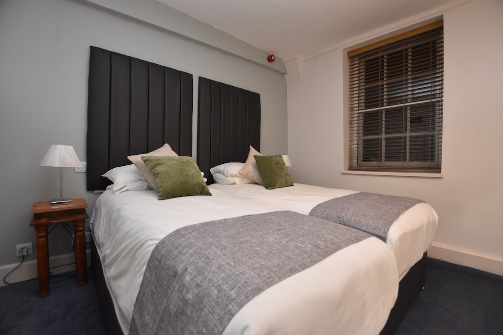 Classic Twin Room, Ensuite photo 2