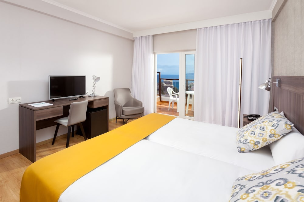 Habitación Triple con Vista al Mar