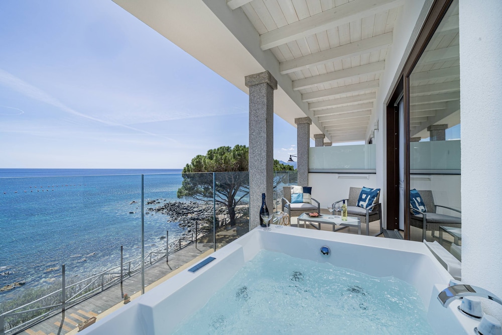 Deluxe Room, Hot Tub, Sea View - Photo 2