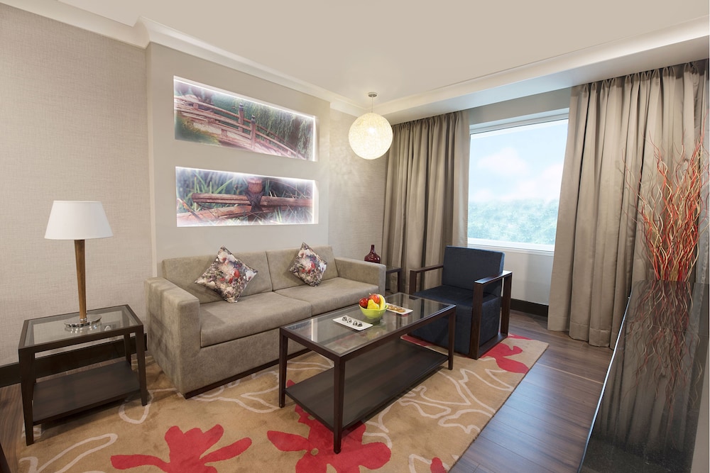Executive Suite, 1 King Bed - Photo 3