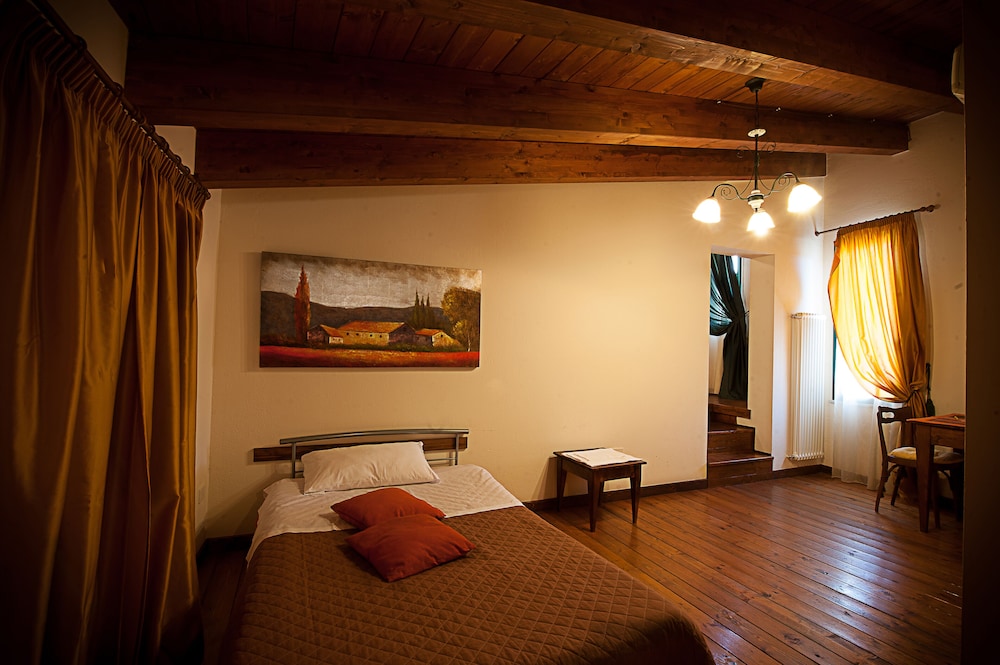 Classic Triple Room - Photo 2