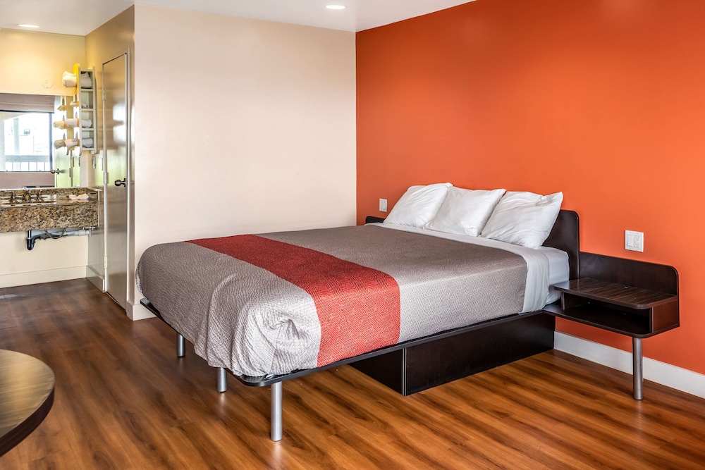 Deluxe Room, 1 Queen Bed, Non Smoking photo 1
