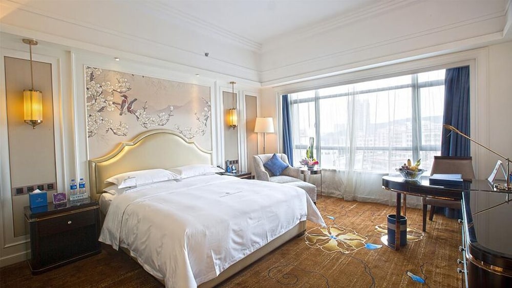 Business Room, 1 King Bed, Garden View photo 1
