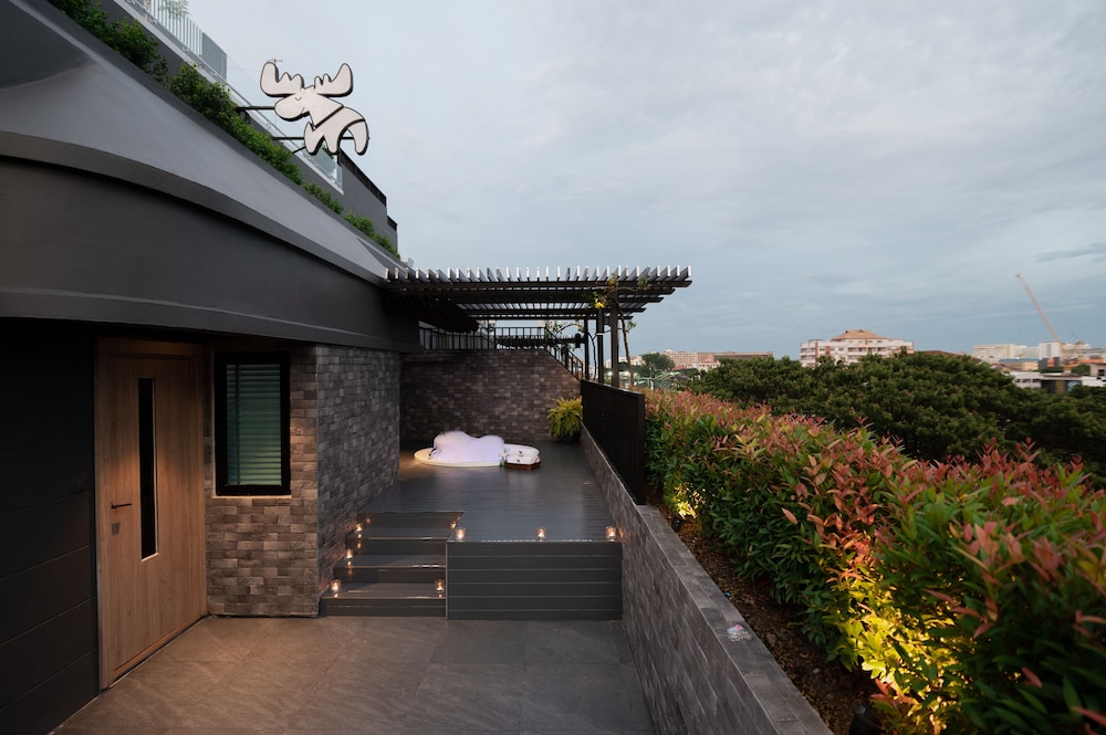 Honeymoon Suite with outdoor Jacuzzi - Photo 8