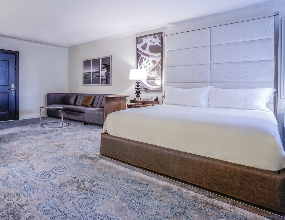 Junior Suite, 1 King Bed, Refrigerator & Microwave (ADA Jr. Suite Rollin Shower)