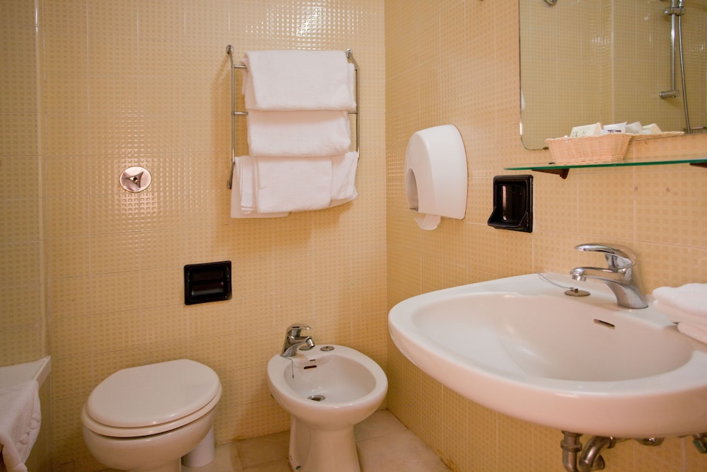 Economy Triple Room thumbnail 6
