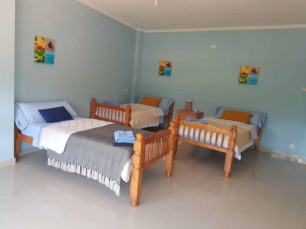 1 cama en una habitación compartida de 3 camas, baño compartido