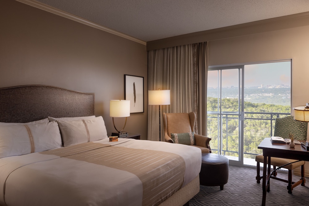 Deluxe Room, 1 King Bed, City View