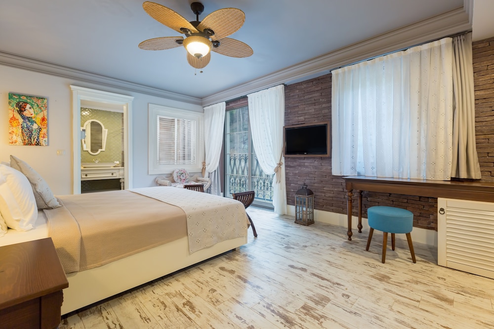 Deluxe Double Room, Bathtub, Mountain View photo 2