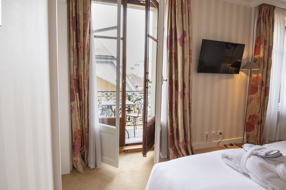 Executive Double Room, 1 King Bed, Partial Lake View photo 2