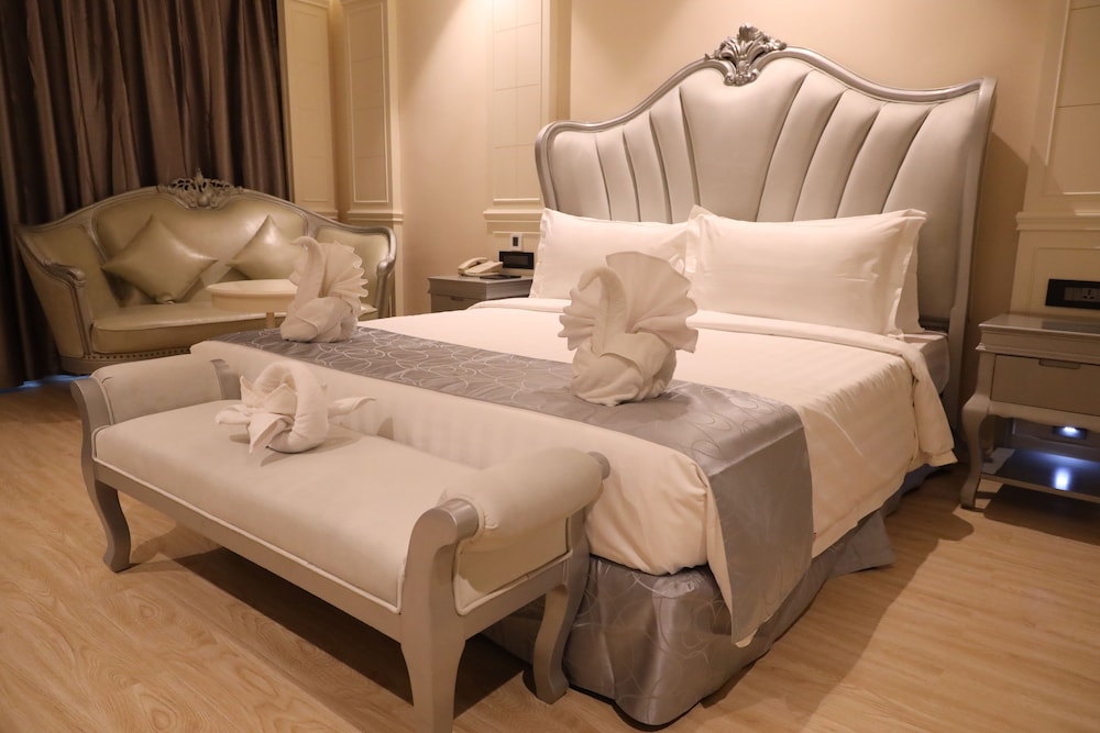 Queen Suite - Photo 2