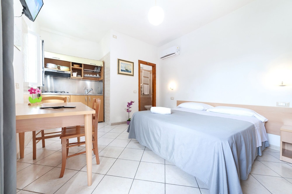 Studio, Kitchenette, Garden Area photo 1