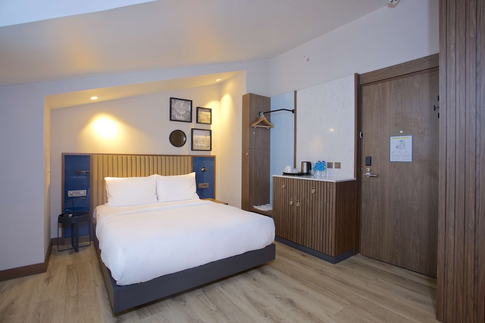 Room, 1 King Bed, Terrace thumbnail 6