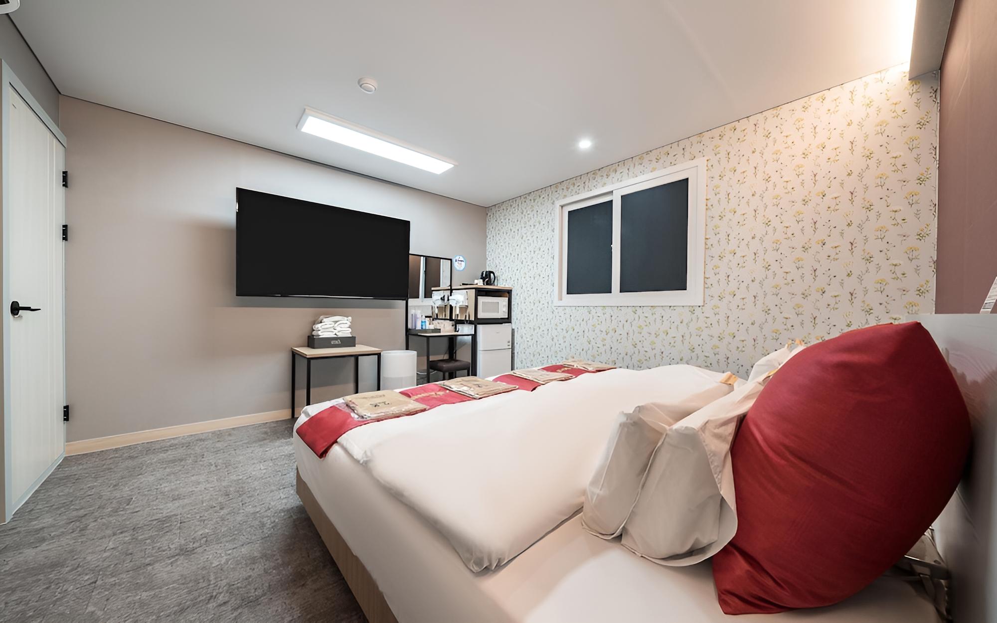 Room (4PC For 4 (Netflix)) - Photo 3