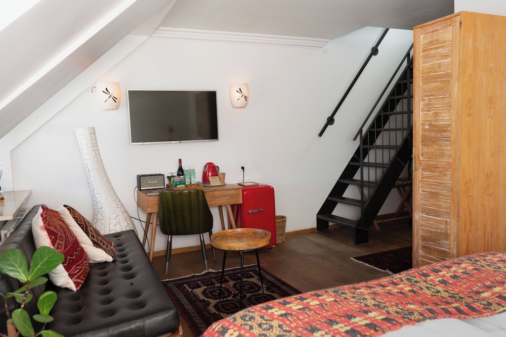 Panoramic Suite, 1 Queen Bed, Hot Tub, City View photo 2
