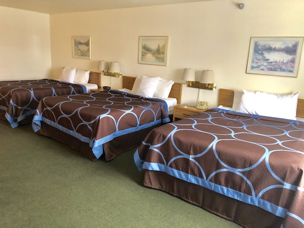 Room, Multiple Beds, Microwave - Photo 1