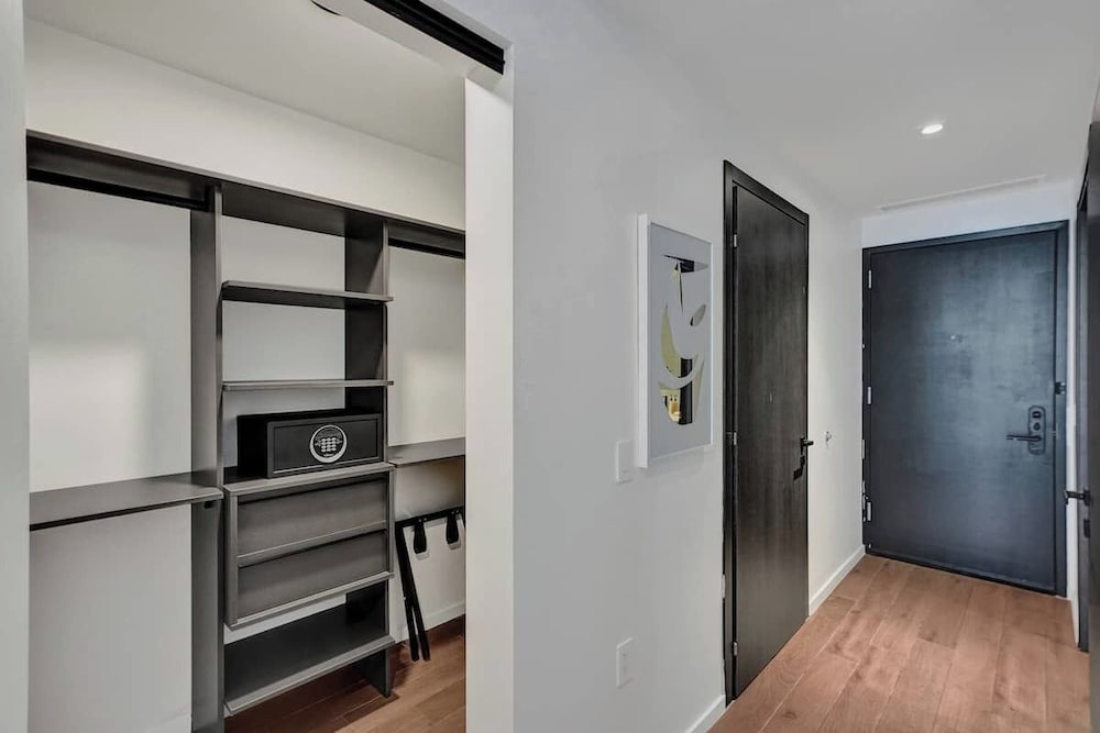 Classic Studio, 1 King Bed, Non Smoking (Elser 2705) photo 2