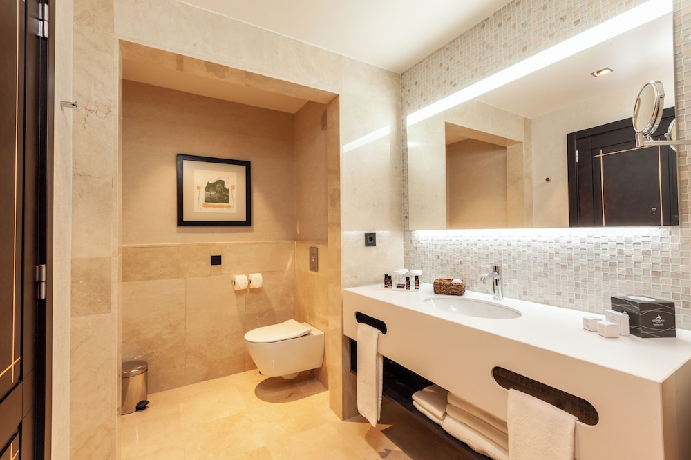 Deluxe Double Room, Garden View thumbnail 6