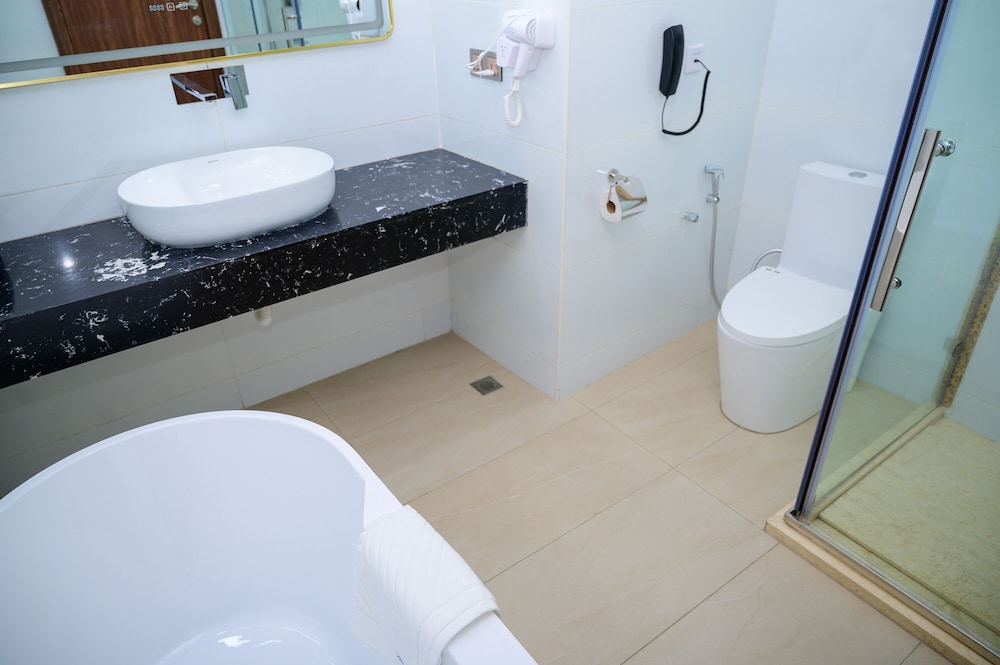 Executive Suite - Photo 8
