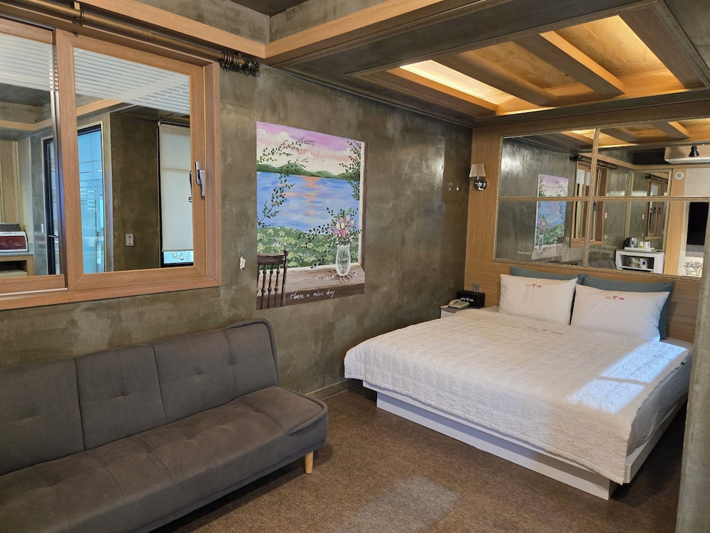 Deluxe Massage Room