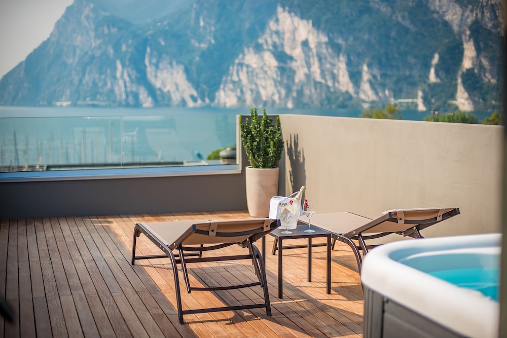 Panoramic Studio Suite, Tower