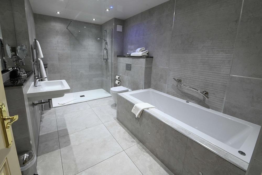 Junior Suite, 1 Double Bed, Non Smoking, Jetted Tub - Photo 4