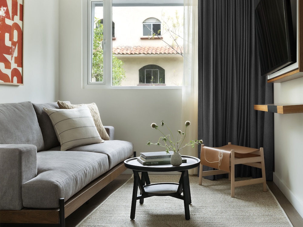 Studio Suite, Corner - Photo 6