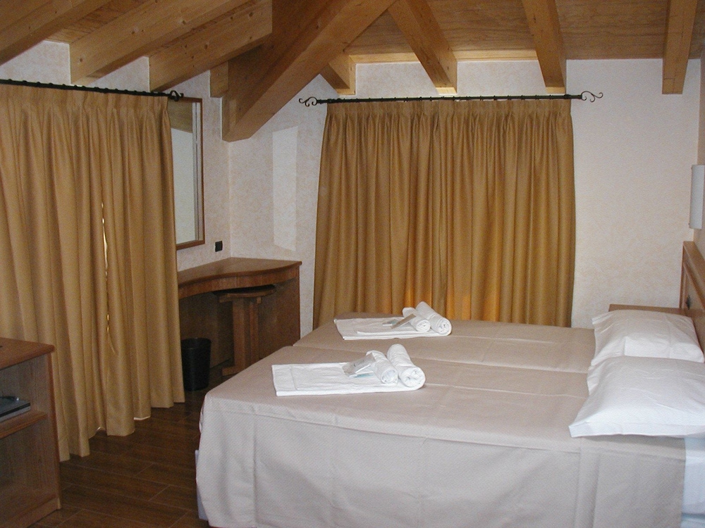 Family Quadruple Room, Balcony, Lake View photo 1
