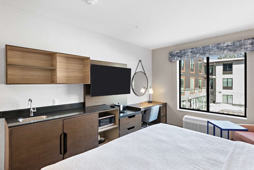 Room, 1 King Bed, Refrigerator - Photo 2