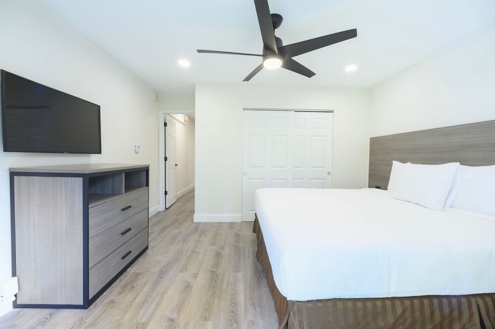 Suite, 1 Bedroom - Photo 16