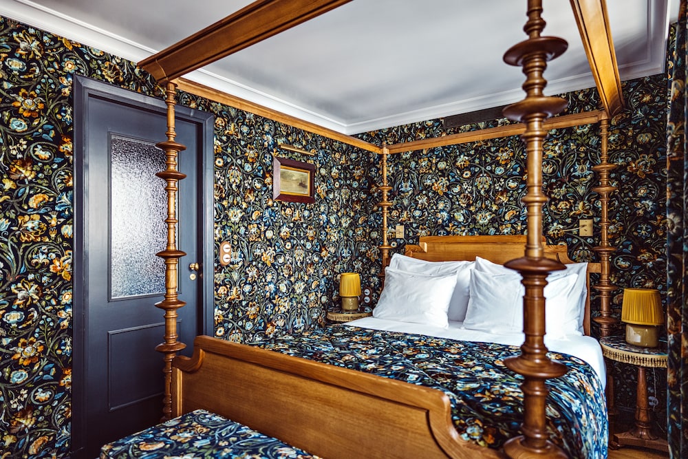 Parisian room photo 3