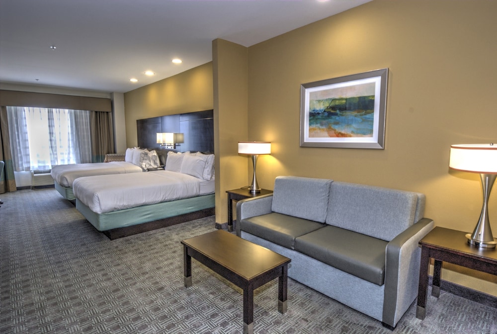 Queen Room with Two Queen Beds - Hearing Accessible