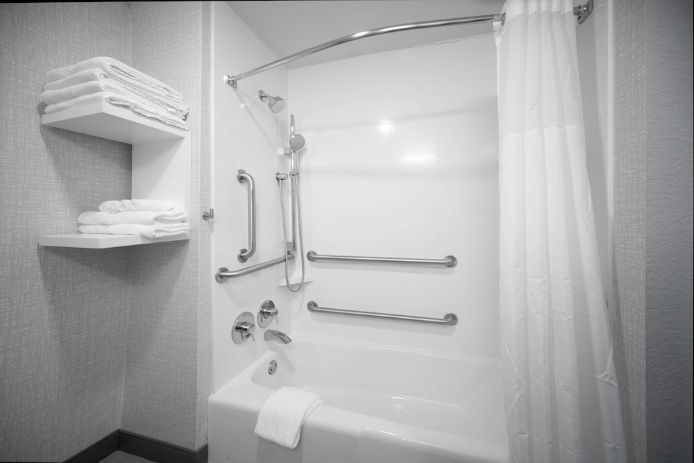 Room, 1 King Bed, Accessible, Non Smoking (Mobility & Hearing, Roll-in Shower) photo 2